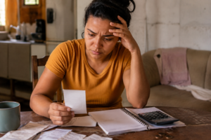 Por que pessoas que ganham até 2 salários mínimos têm mais restrições no crédito?